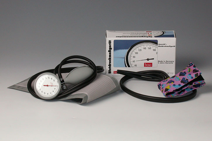 Sphygmomanometer including cuff for adults