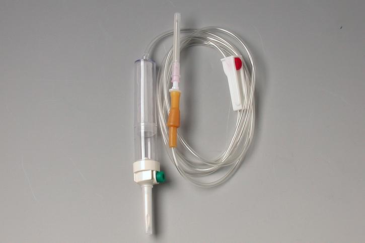 Disposable transfusion set with blood filter