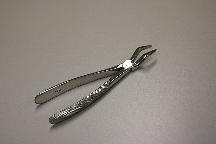 Dental forceps for upper roots, narrow mouth,