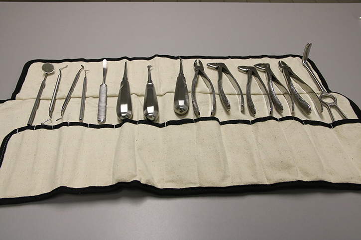 Tooth extraction instrument set